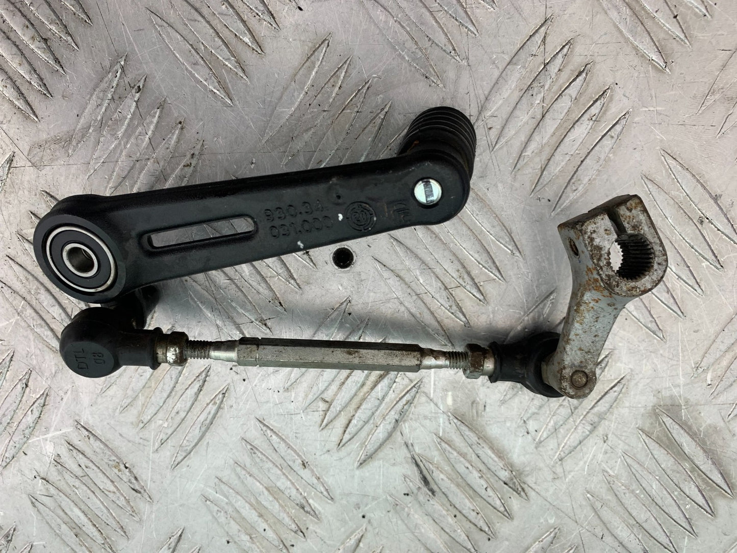 KTM 125 DUKE GEAR LEVER YEAR 2018-2023 (CMB1185)