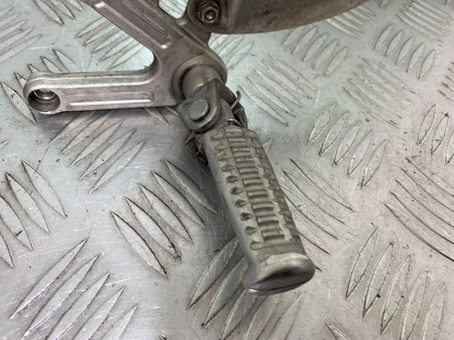 TRIUMPH T509 SPEED TRIPLE FRONT LEFT HANGER  YEAR 1997-1998 (CMB1144)