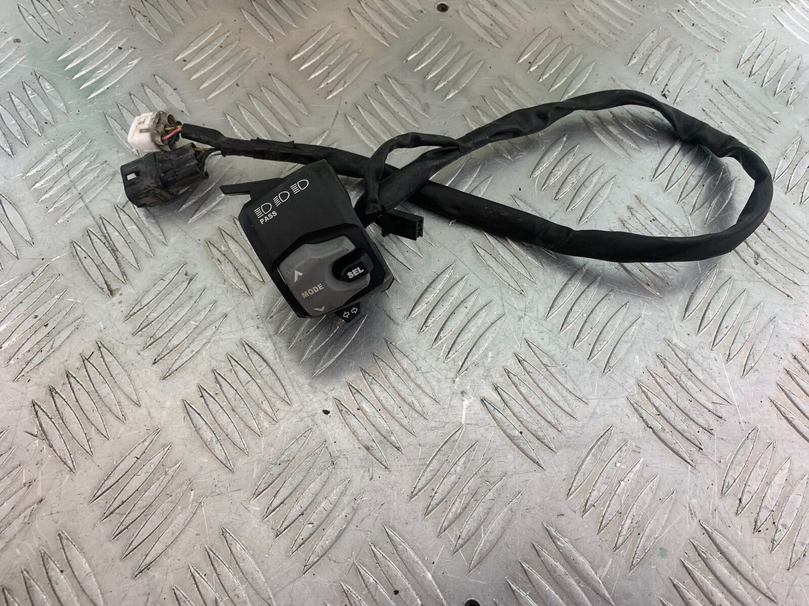 SUZUKI DL 650 V-STROM LEFT SWITCH GEAR  YEAR 2020 (CMB1117)