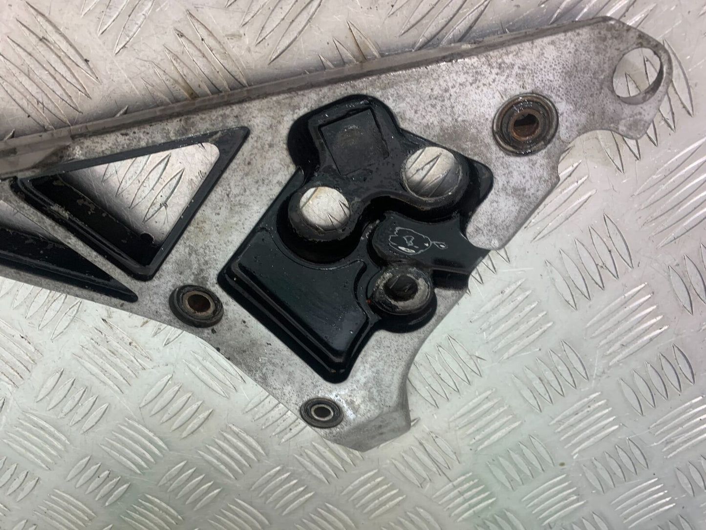 YAMAHA FJ1100 FJ 1100 LEFT HANGER   YEAR 1984-1985 (CMB1101)