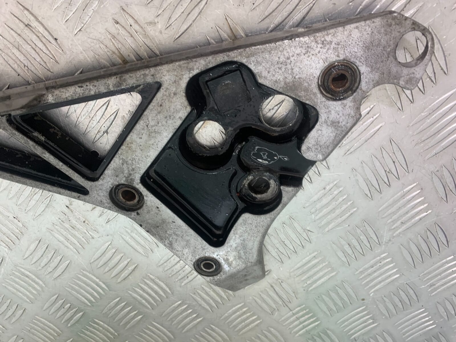YAMAHA FJ1100 FJ 1100 LEFT HANGER   YEAR 1984-1985 (CMB1101)