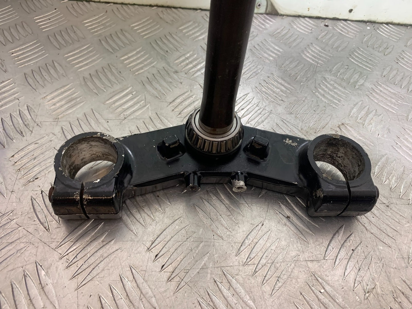 TRIUMPH TROPHY 900 BOTTOM YOKE  YEAR 1991-95 (CMB1251)