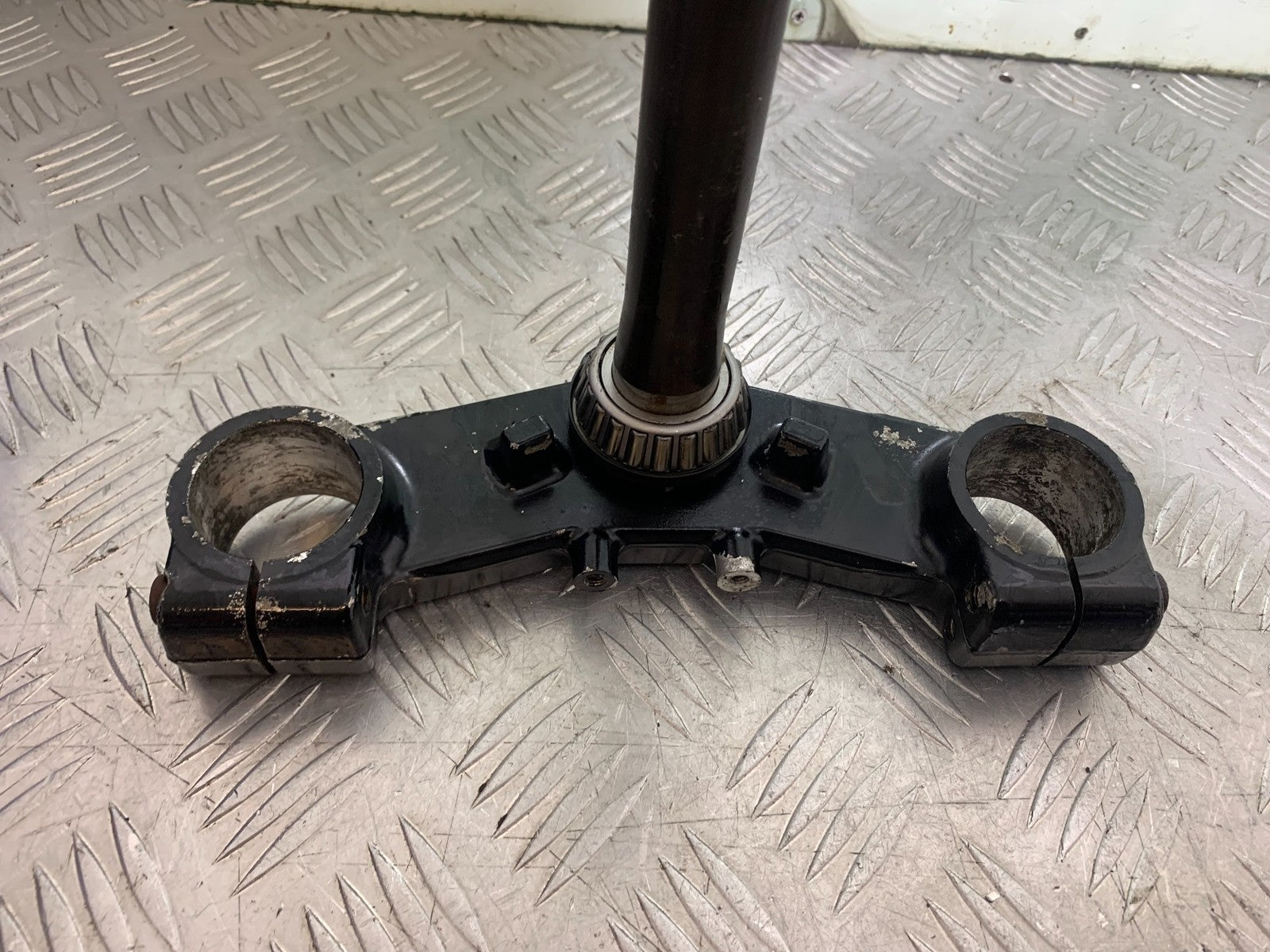TRIUMPH TROPHY 900 BOTTOM YOKE  YEAR 1991-95 (CMB1251)