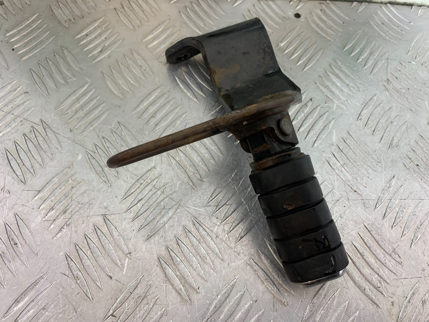 HONDA VT750 SHADOW FRONT RIGHT HANGER AND PEG   YEAR 2003-2004 (CMB1265)