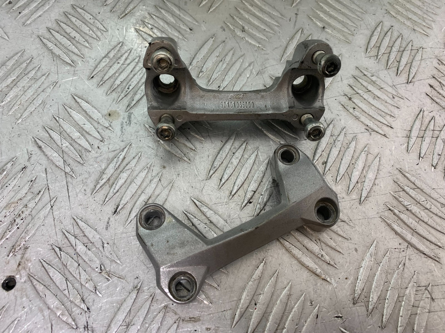 KTM DUKE 125 HANDLEBAR CLAMP  YEAR 2012-2016 (CMB1317)