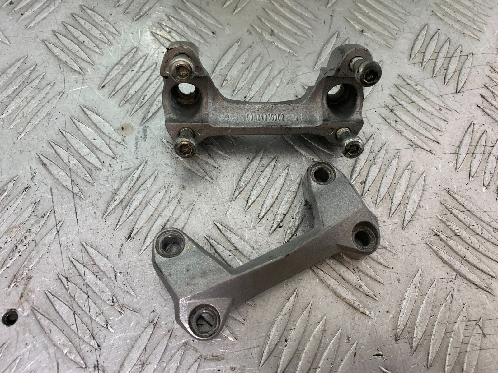 KTM DUKE 125 HANDLEBAR CLAMP  YEAR 2012-2016 (CMB1317)
