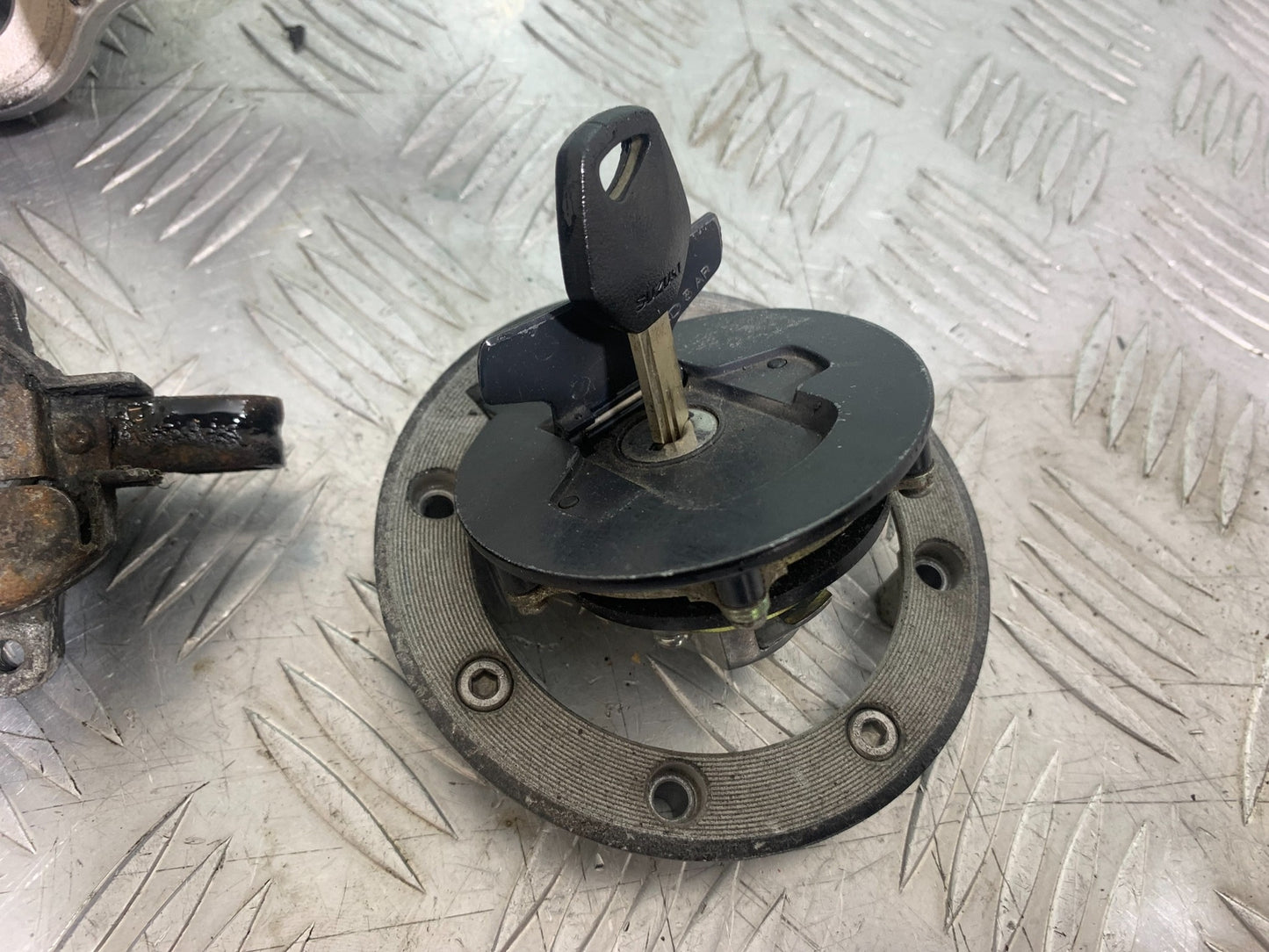 SUZUKI GSF600 GSF 600 BANDIT LOCKS AND KEY  YEAR 2001-2003 (CMB1157)