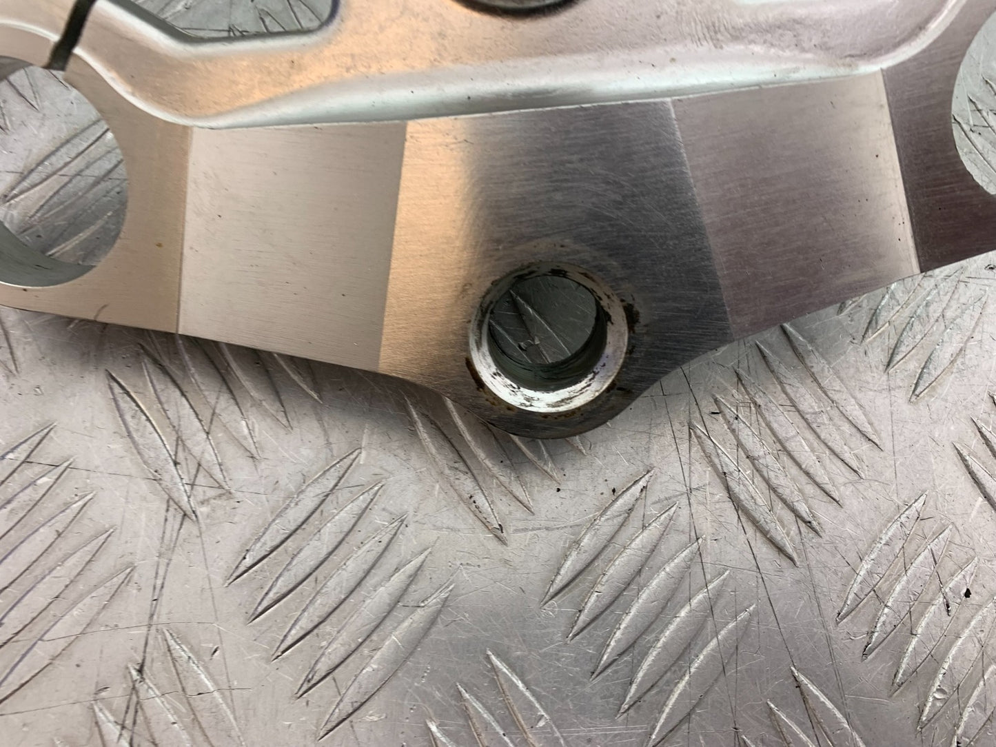 TRIUMPH 955i DAYTONA TOP YOKE  YEAR 2002-2006 (CMB1229)