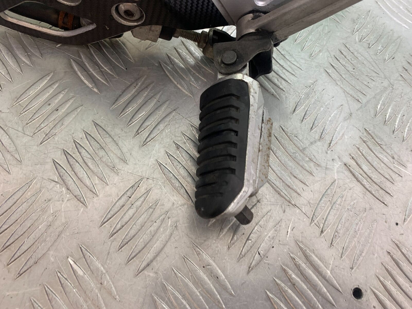 SUZUKI GSF1250 GSF 1250 BANDIT FRONT RIGHT HANGER YEAR 2007-2011 (CMB1125)