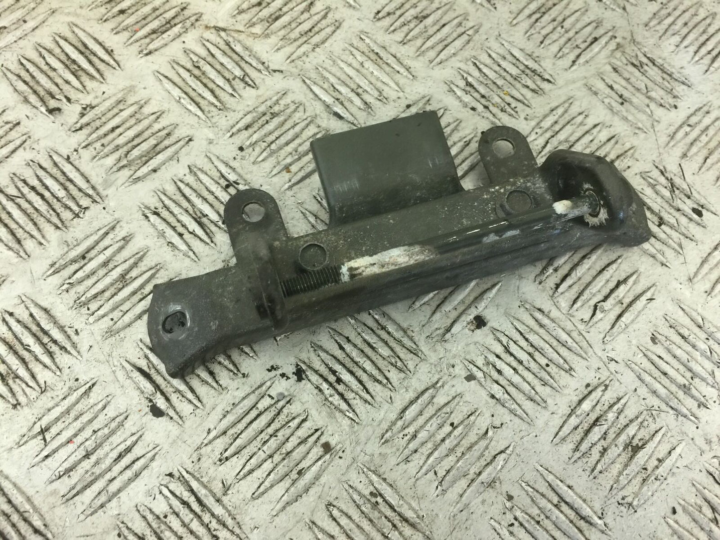 YAMAHA FZS1000 FAZER 1000 FZ1 TANK BRACKET YEAR 2000-05 (STOCK 714)