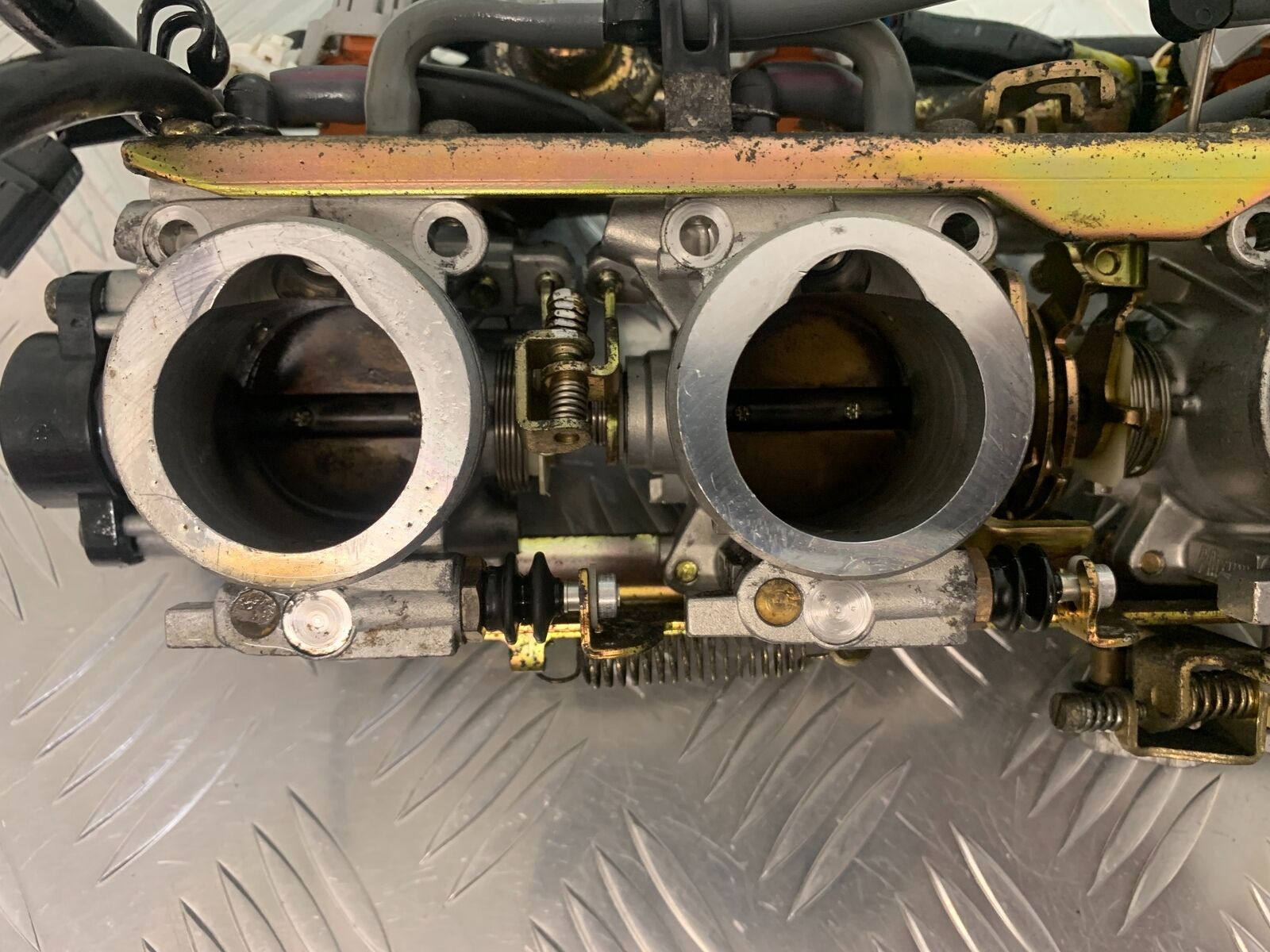YAMAHA FJR1300 FJR 1300 THROTTLE BODIES  YEAR 2001-05 (STOCK 946)