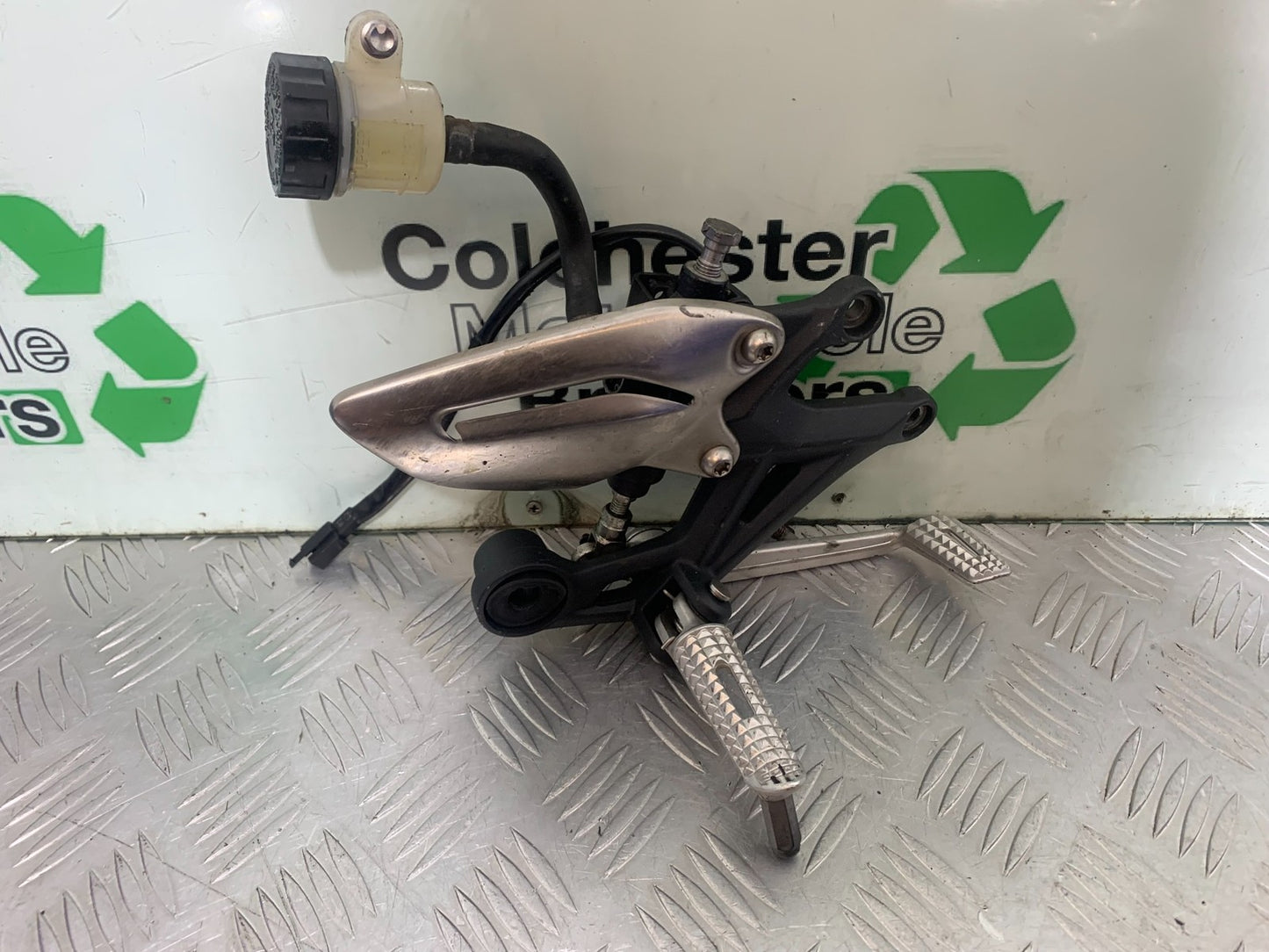 TRIUMPH 675 STREET TRIPLE FRONT RIGHT HANGER   2013-2016 (CMB1186)