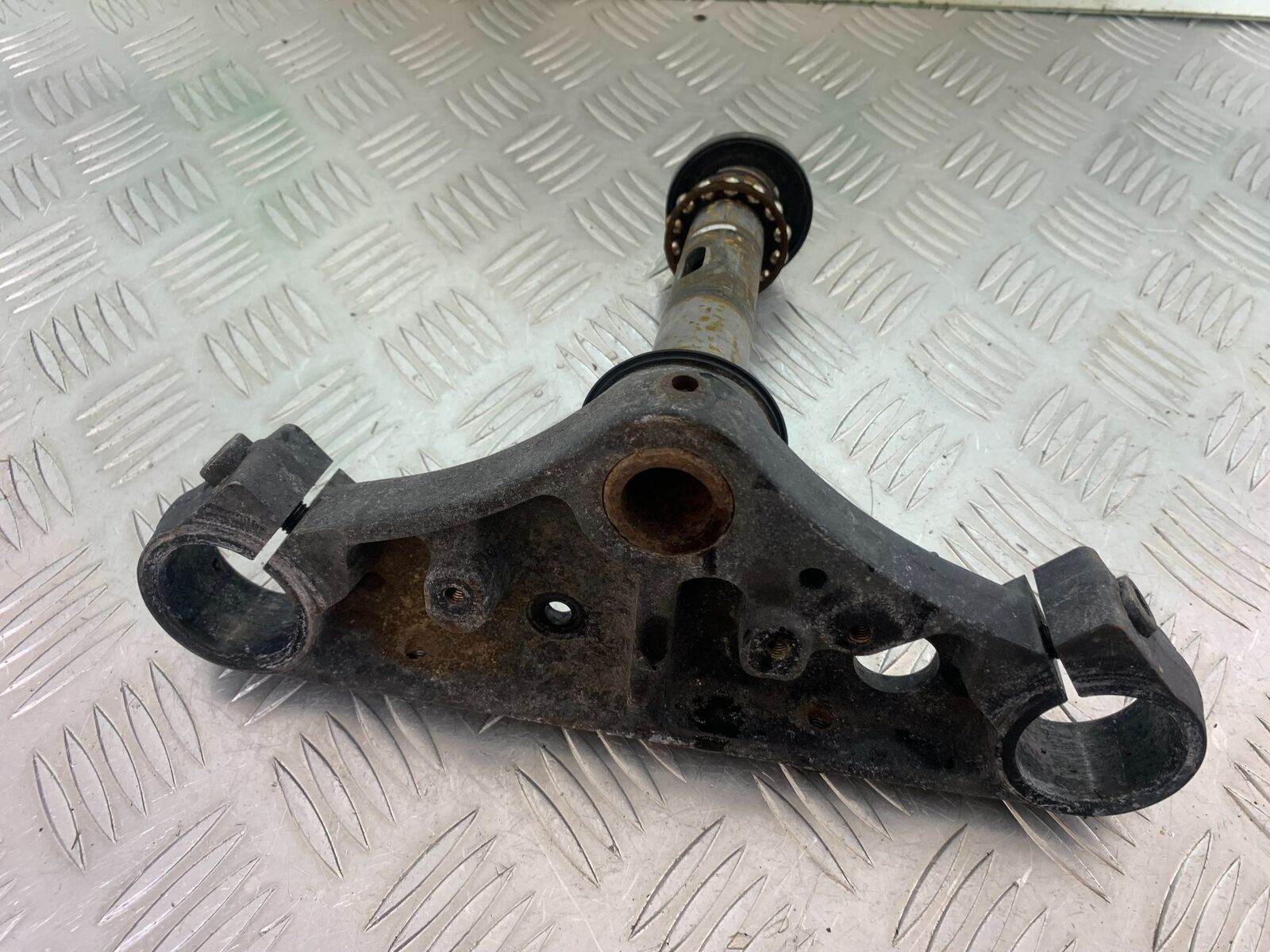 SUZUKI INTRUDER VL800 C800 BOTTOM YOKE   YEAR 2012-16 (CMB1039)