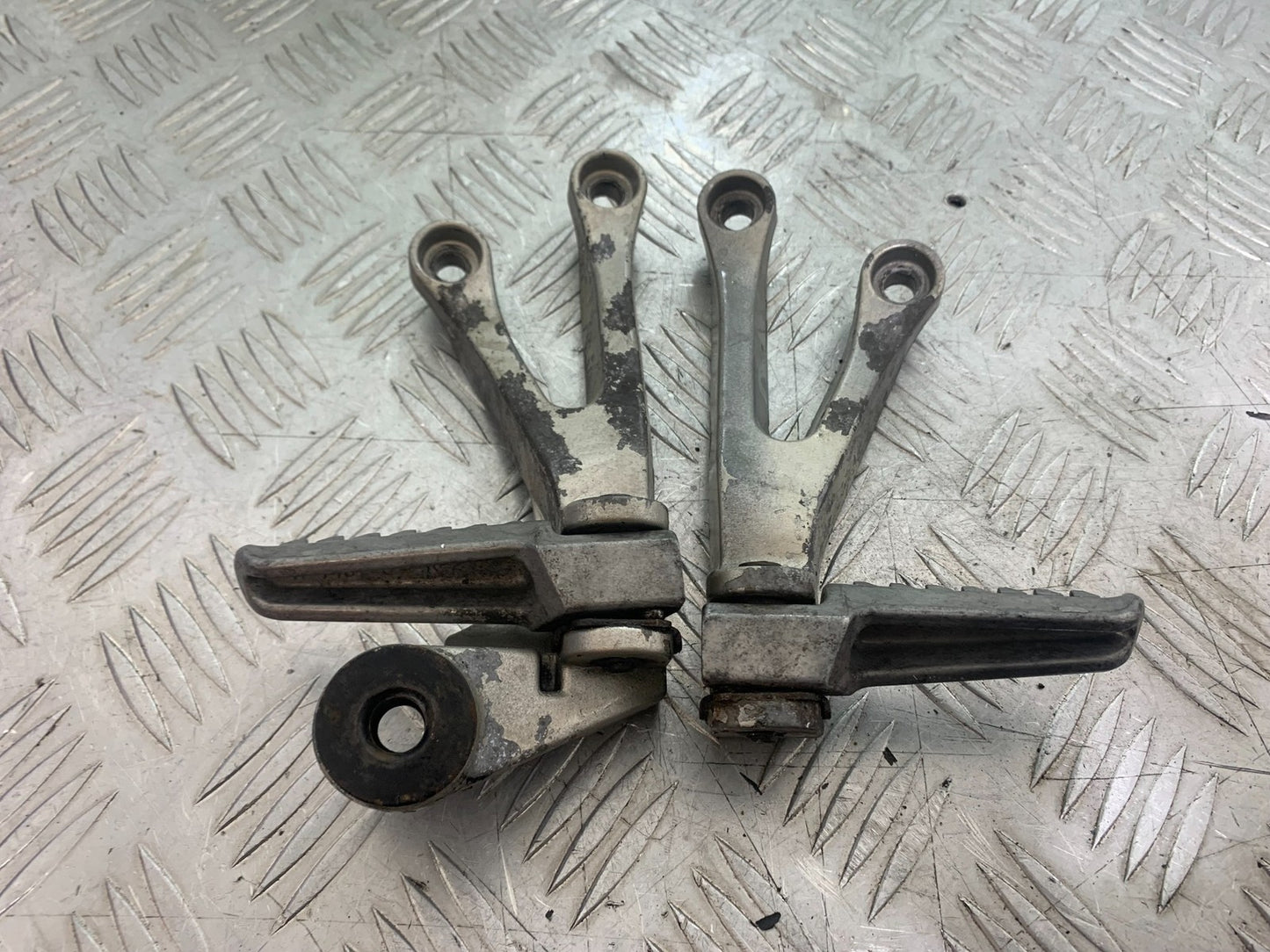 KAWASAKI ZX9R ZX9 E1 REAR HANGERS AND PEGS  YEAR 2000-01 (CMB1171)