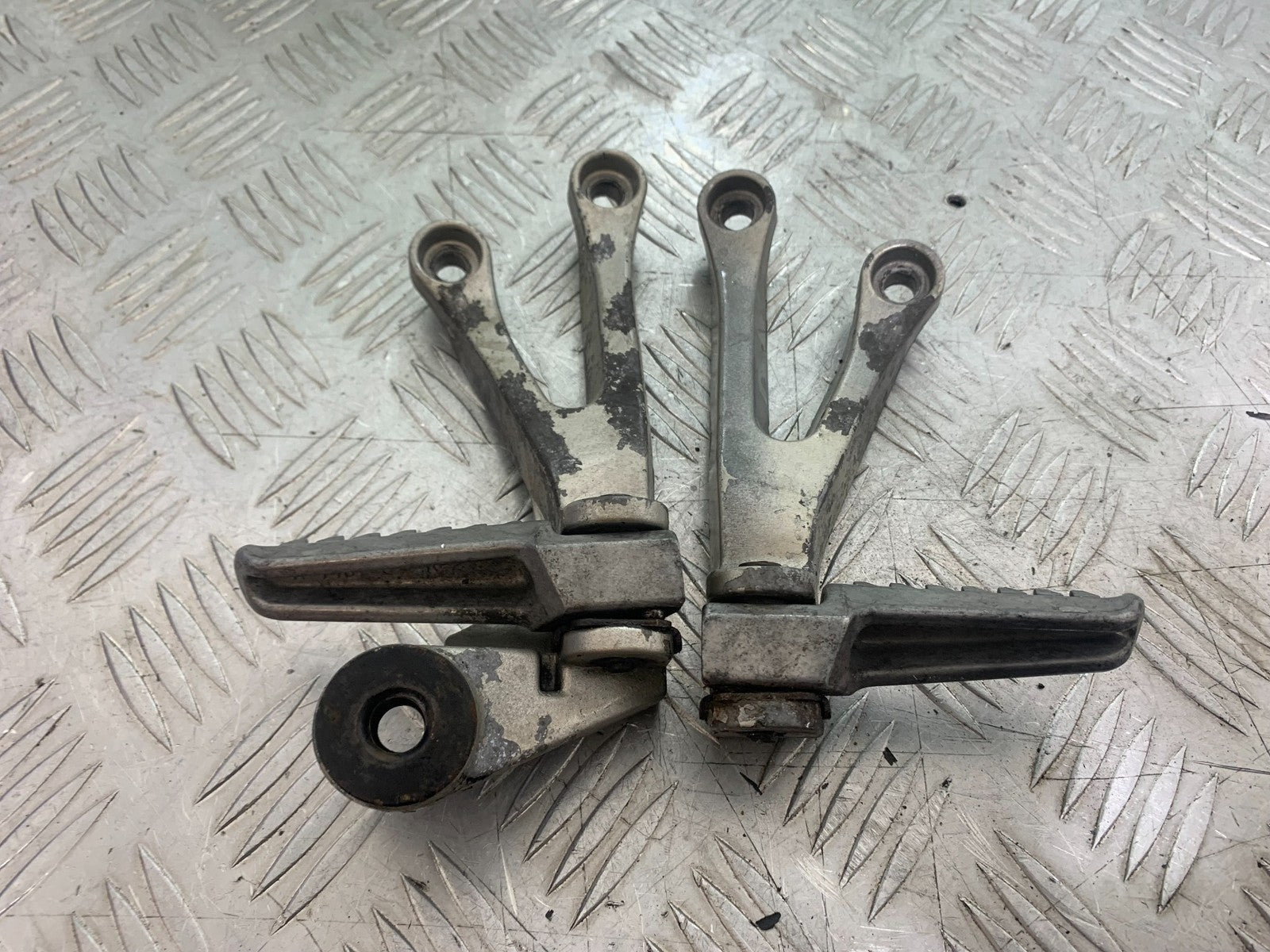 KAWASAKI ZX9R ZX9 E1 REAR HANGERS AND PEGS  YEAR 2000-01 (CMB1171)