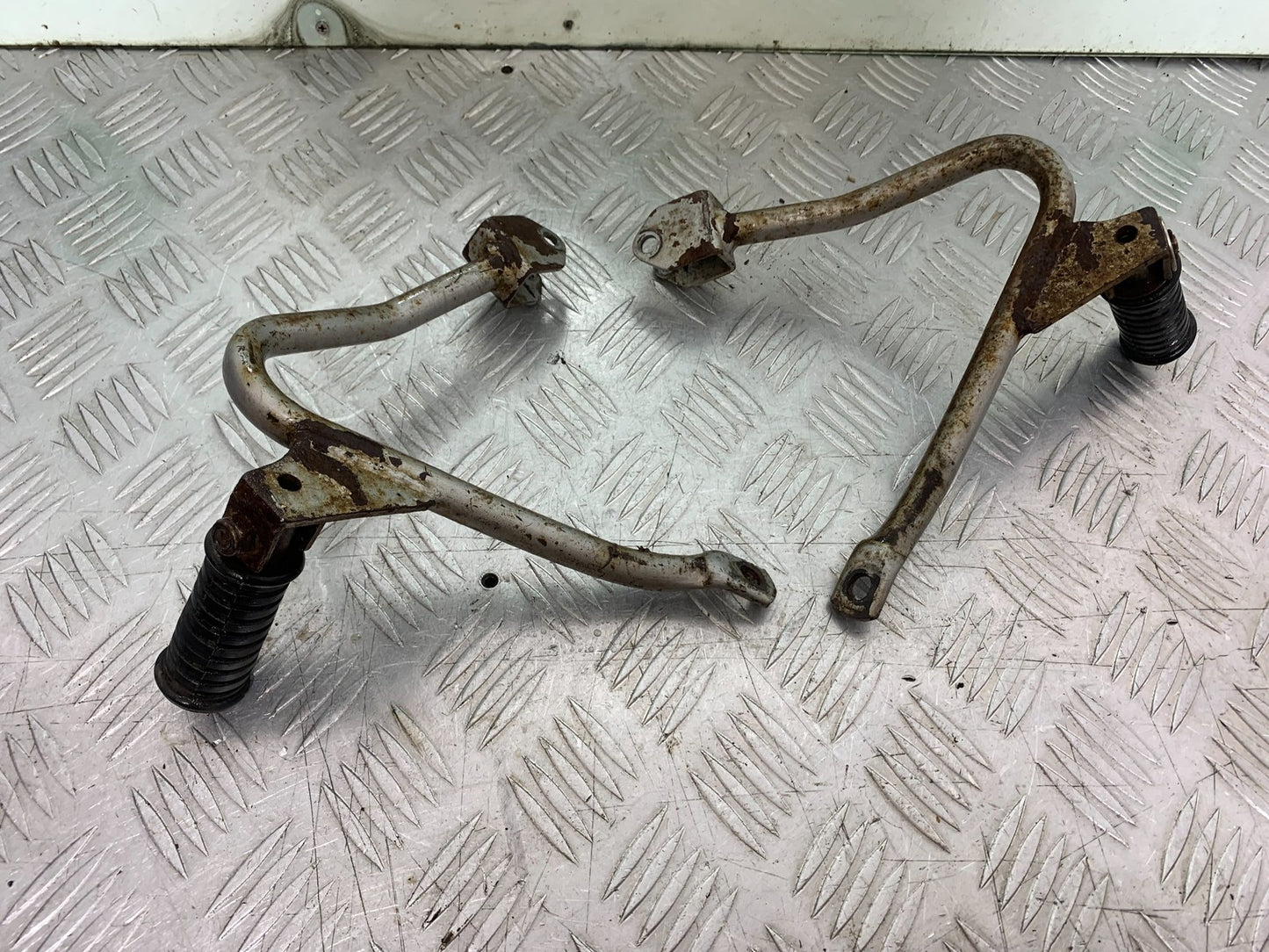 KAWASAKI KLR250 KLR 250 REAR HANGERS AND PEGS YEAR 1984-2001 (CMB1225)