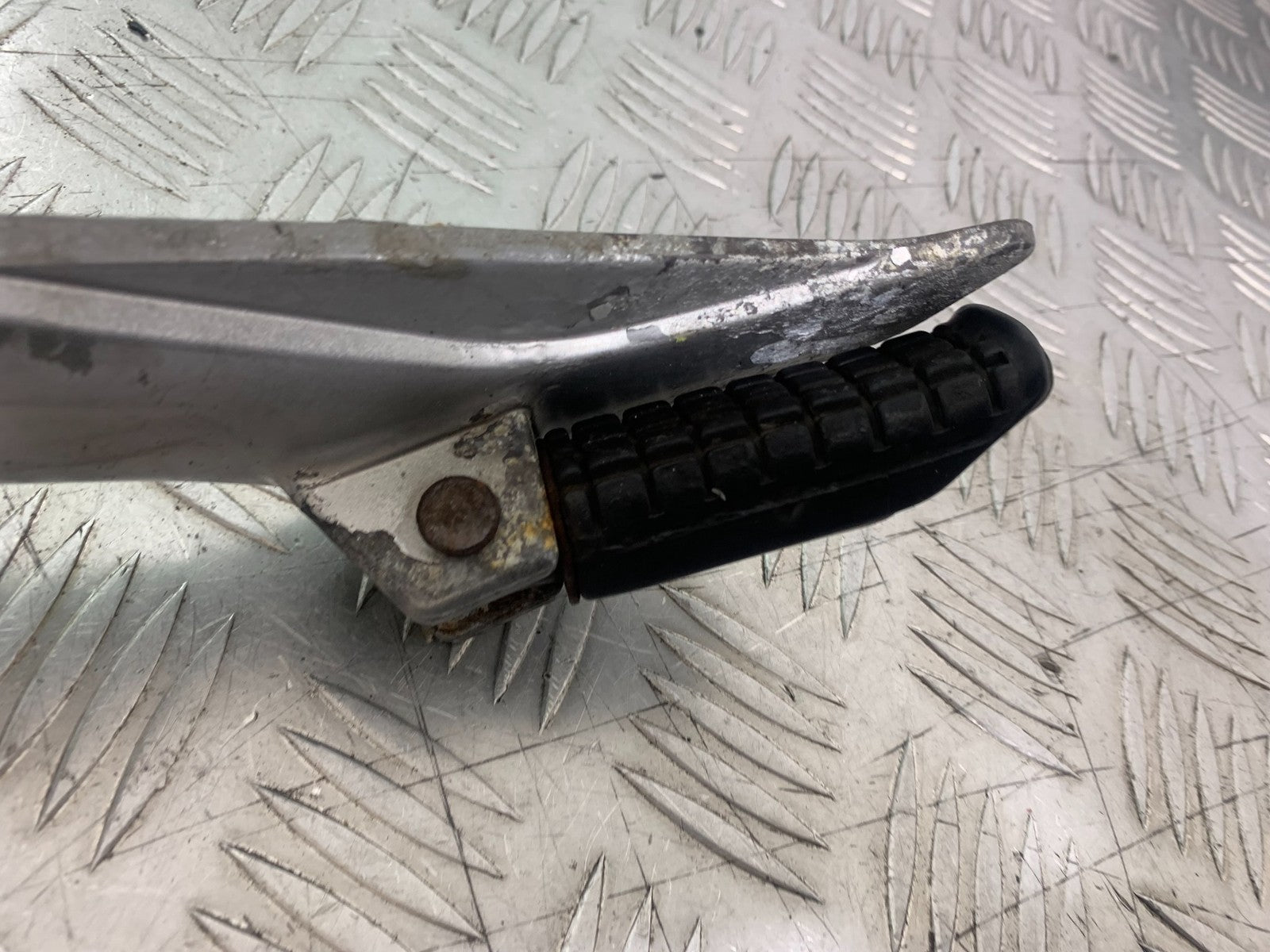 HONDA XL125 VARADERO FRONT LEFT HANGER   YEAR 2001-2006  (CMB1210)