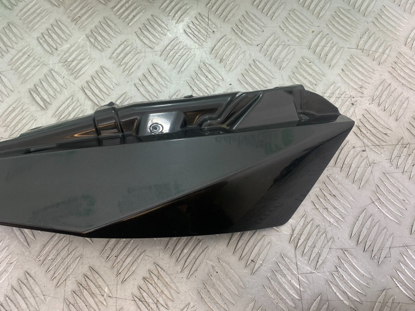 KTM 990 SUPER DUKE RIGHT SEAT PANEL YEAR 2007-2011  (CMB1207)