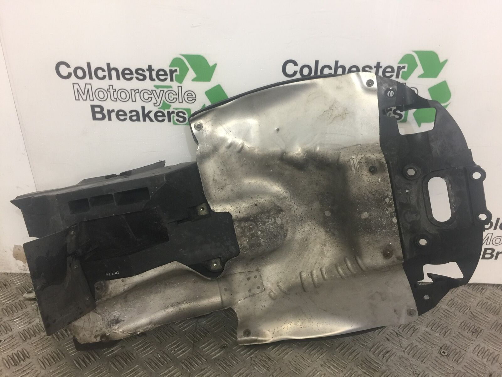 HONDA VFR800 VFR 800 V TEC UNDERTRAY  YEAR 2003 (ABS) STOCK 304