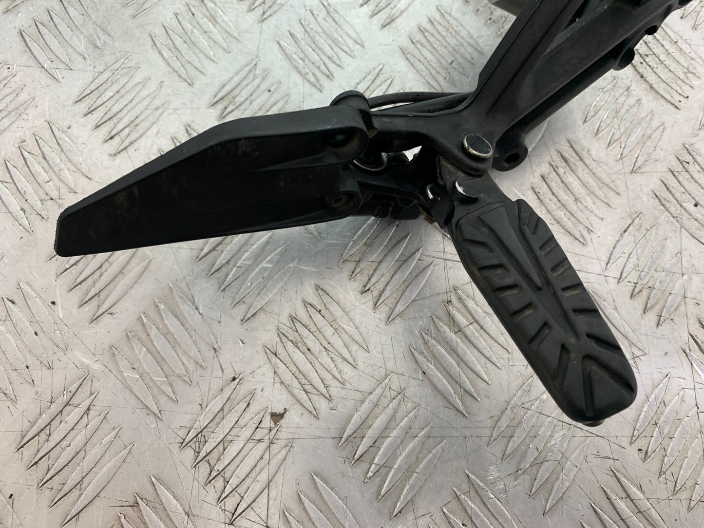 KTM 125 DUKE FRONT RIGHT HANGER   YEAR 2018-2023 (CMB1185)