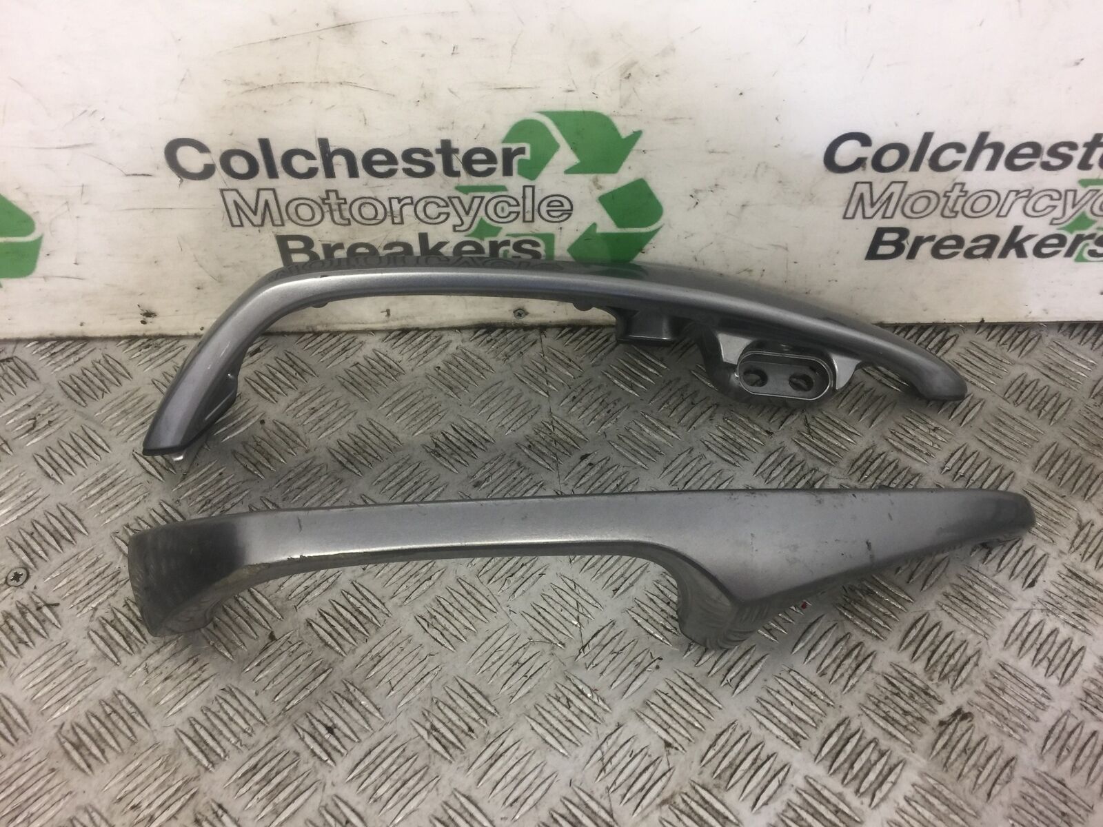 SUZUKI 650 BURGMAN GRAB RAILS  YEAR 2006-2012 (STOCK 471)