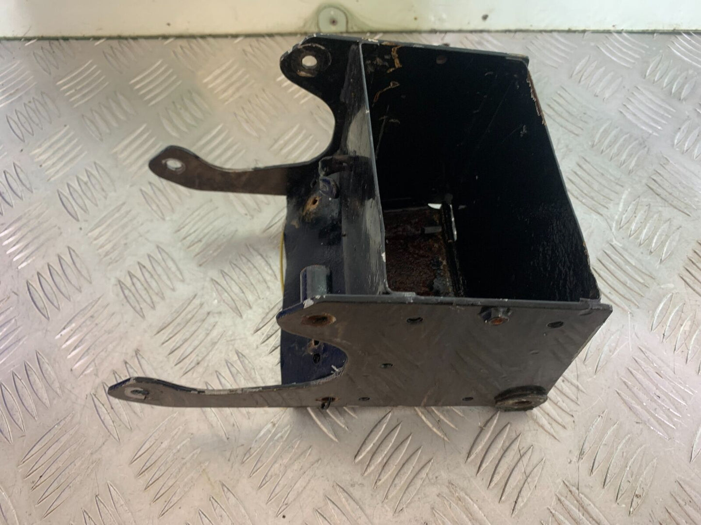 SUZUKI VS1400 VS 1400 INTRUDER BATTERY BOX YEAR 1988 (CMB1077)