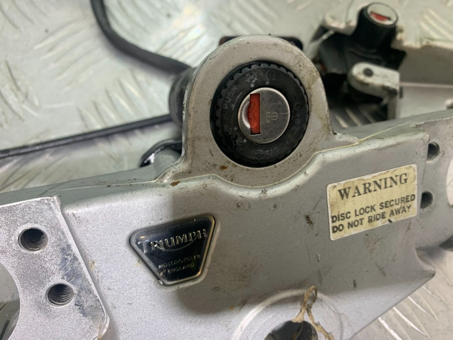 TRIUMPH 955i SPRINT ST LOCKS AND KEY  YEAR 1999-2004 (CMB1124)