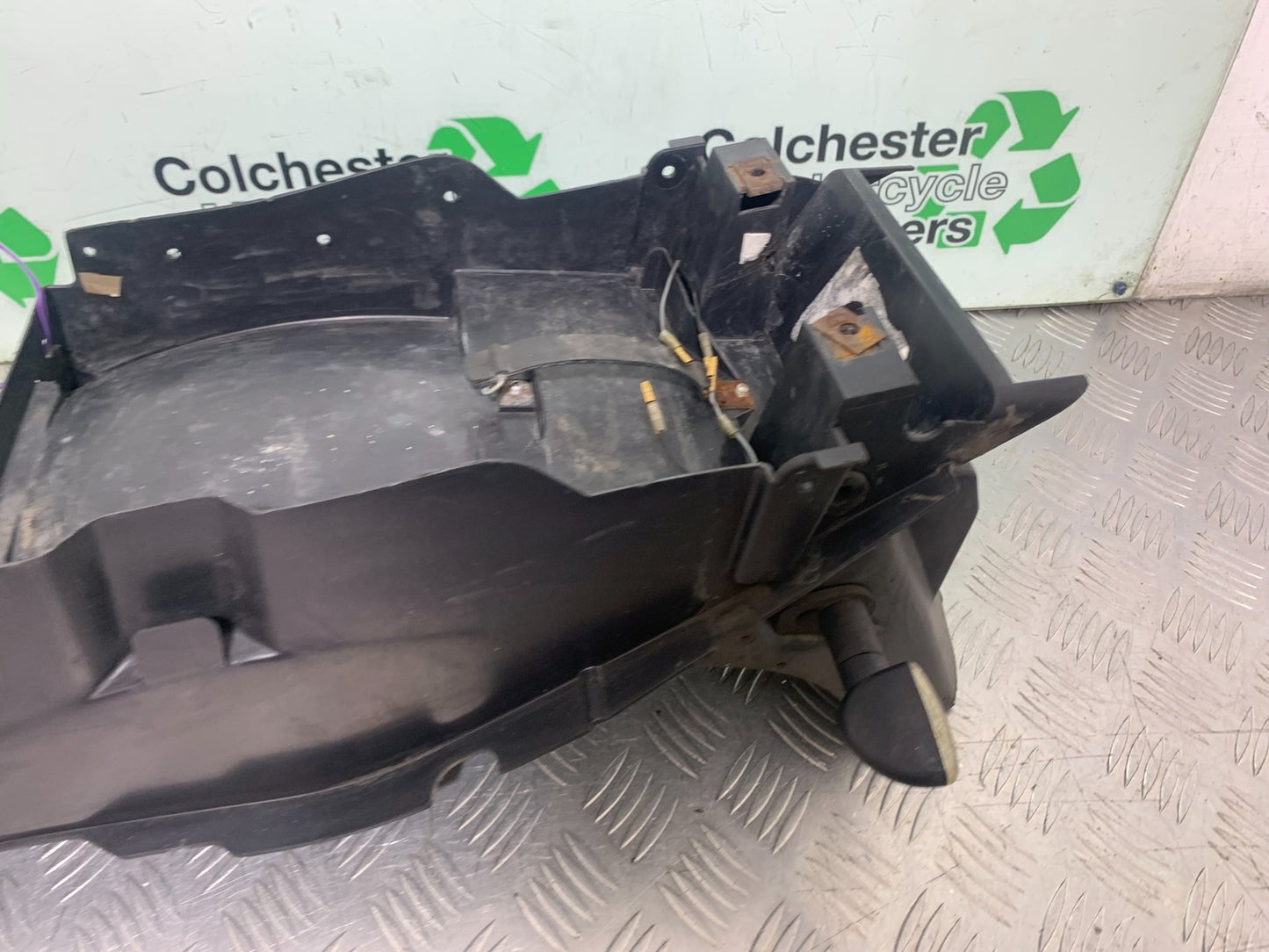 YAMAHA YZF1000 THUNDERACE UNDERTRAY YEAR 1997-2000 (CMB1204)