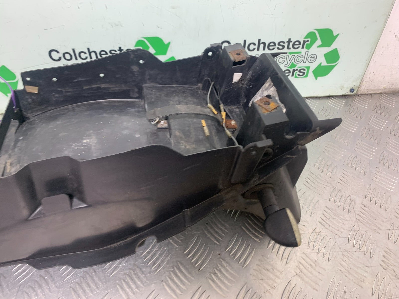 YAMAHA YZF1000 THUNDERACE UNDERTRAY YEAR 1997-2000 (CMB1204)