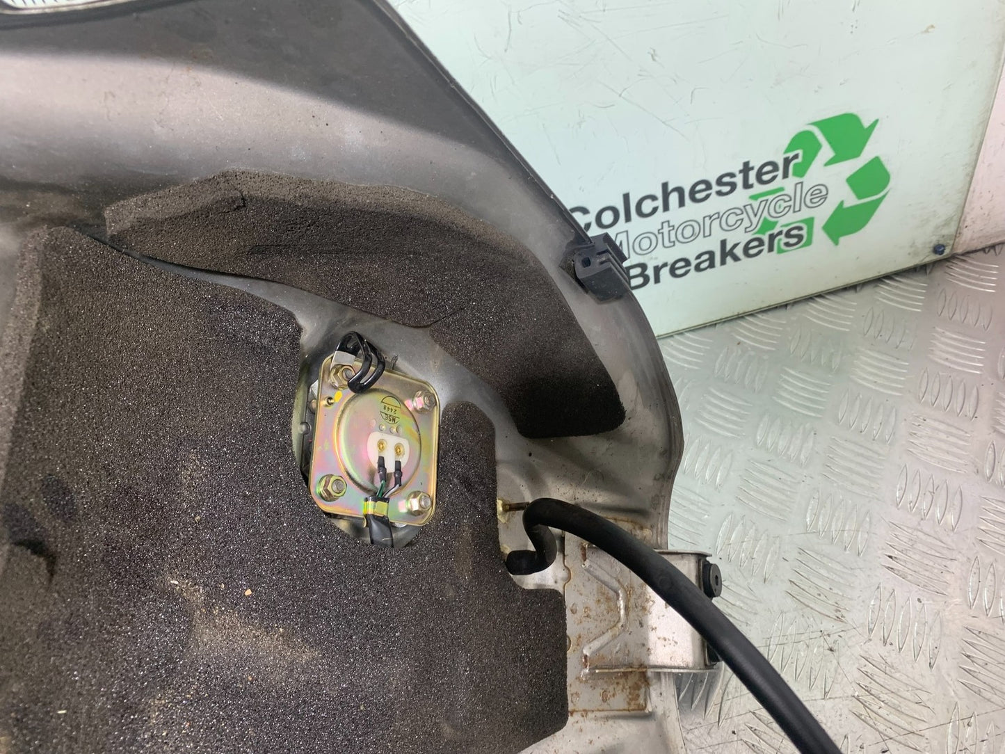 HONDA VFR800 PRE V-TEC PETROL TANK   YEAR 1998-2001 (CMB1233)