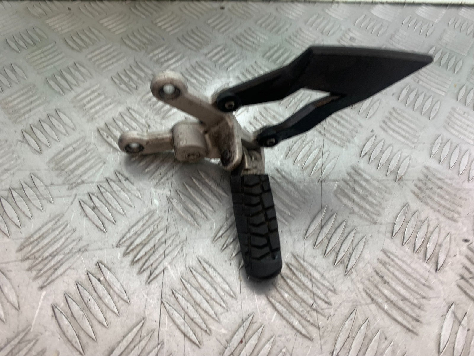 KTM 990 SUPER DUKE FRONT LEFT HANGER AND PEG  YEAR 2007-2011  (CMB1207)