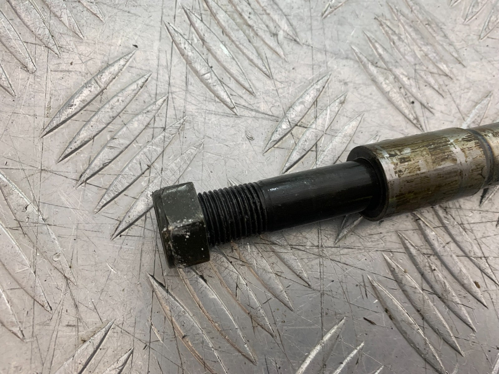 YAMAHA FZS600 FAZER 600 REAR WHEEL SPINDLE & ADJUSTERS  YEAR 1998-2001 (CMB1267)