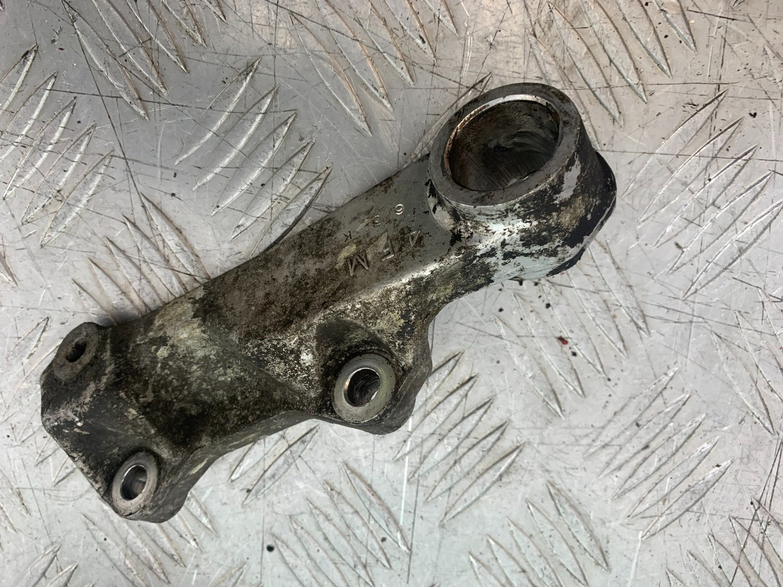 YAMAHA YZF1000 THUNDERACE REAR CALIPER BRACKET  YEAR 1997-2000 (CMB1204)
