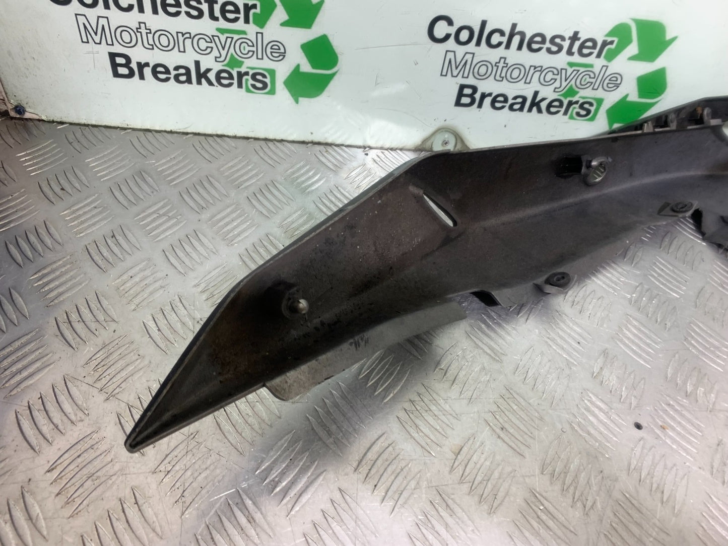 SUZUKI GS500 GS 500 LEFT SEAT PANEL   YEAR 2001-2008 (CMB1254)