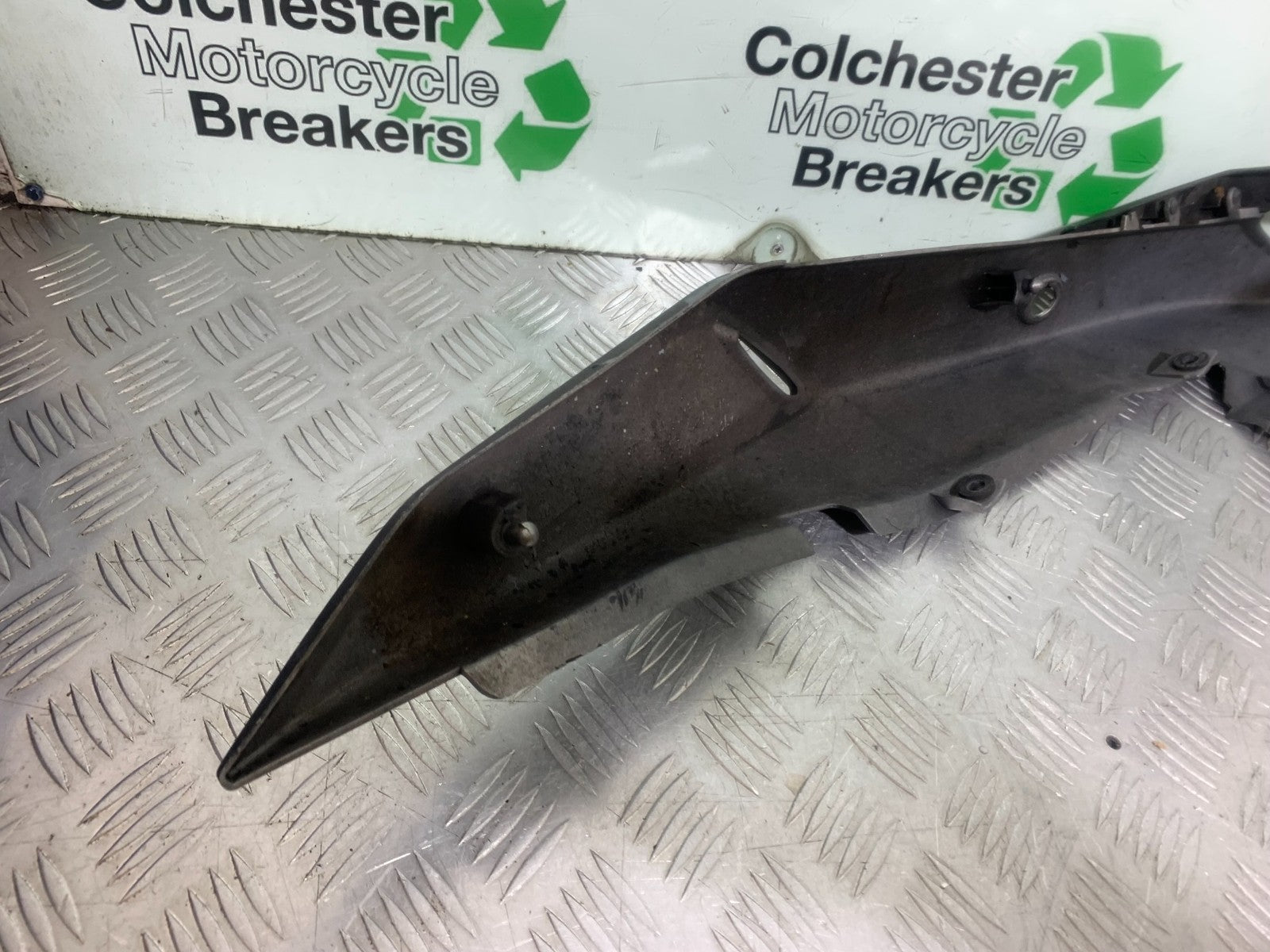 SUZUKI GS500 GS 500 LEFT SEAT PANEL   YEAR 2001-2008 (CMB1254)