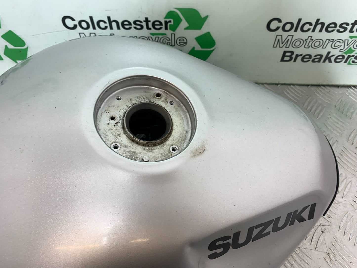 SUZUKI GSF1200 GSF 1200 BANDIT PETROL TANK YEAR 2001-2004 (CMB1188)