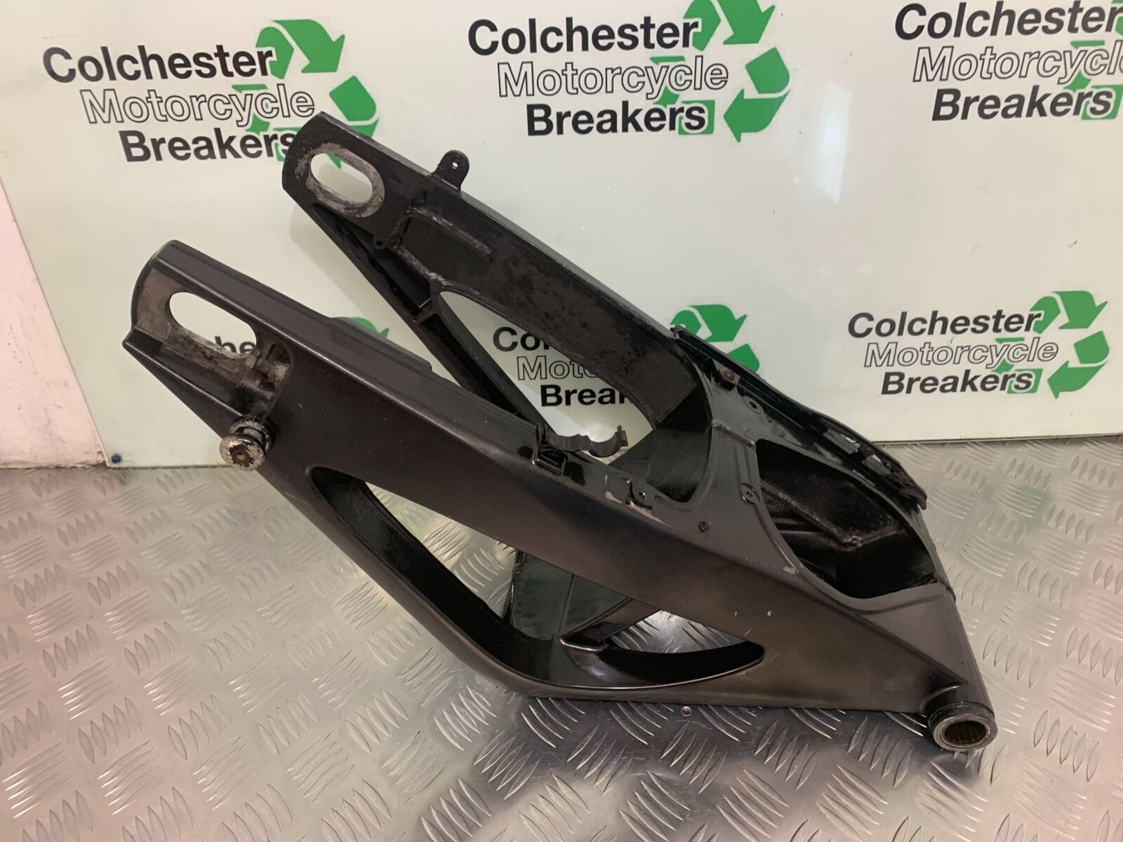 YAMAHA YZF R1 5VY SWINGARM  YEAR 2004-2006 (STOCK 953)