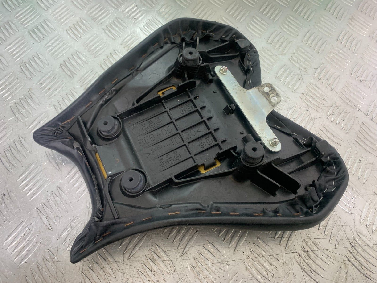 YAMAHA YZF R7 FRONT SEAT  YEAR 2022-2025 (CMB1255)
