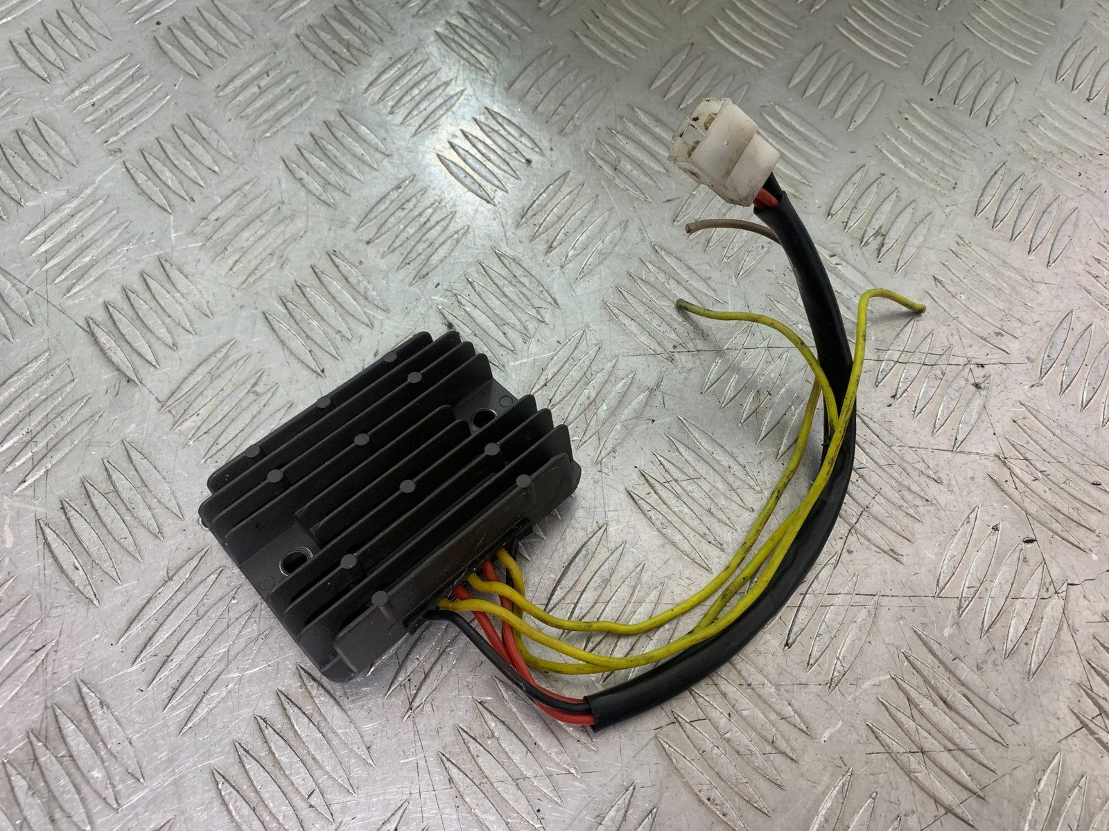 TRIUMPH 1050 SPRINT ST REGULATOR  2004-2007 (CMB1197)