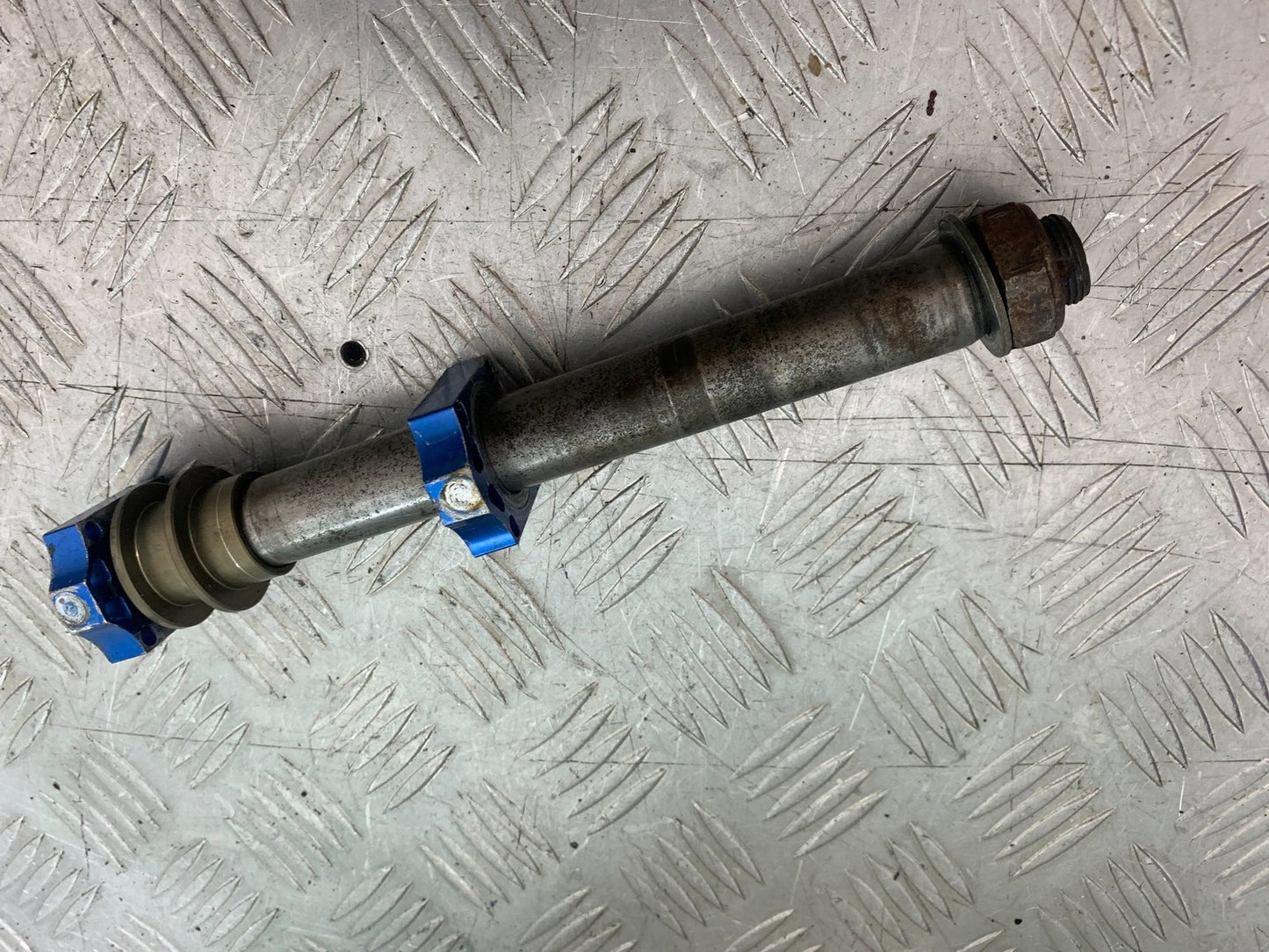 KAWASAKI KXF450 KXF 450 REAR WHEEL SPINDLE YEAR 2013 CMB1217)