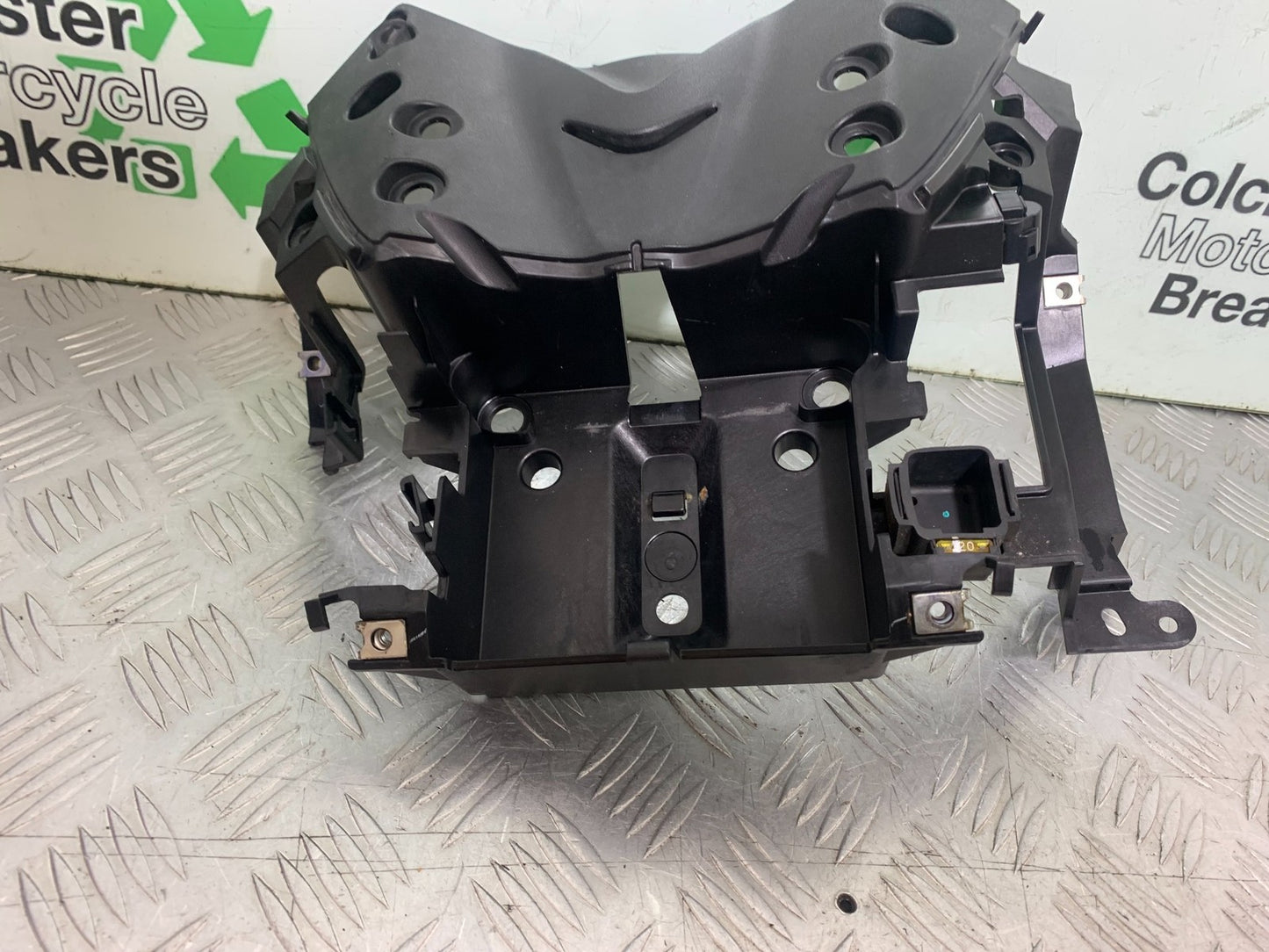 YAMAHA XMAX 300 FAIRING BRACKET  YEAR 2017-2020 (CMB1218)