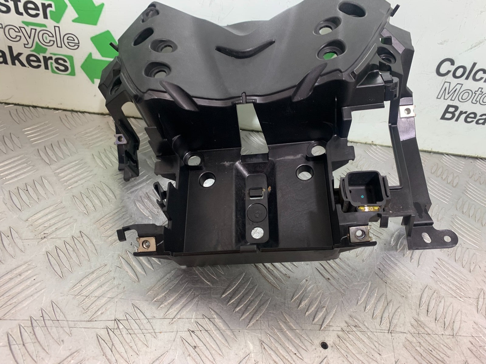YAMAHA XMAX 300 FAIRING BRACKET  YEAR 2017-2020 (CMB1218)