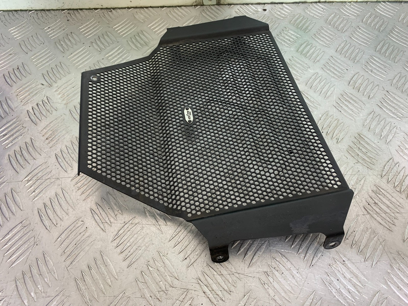 TRIUMPH SPEED TRIPLE R 1050 RADIATOR GRILL   2009 (CMB1183)