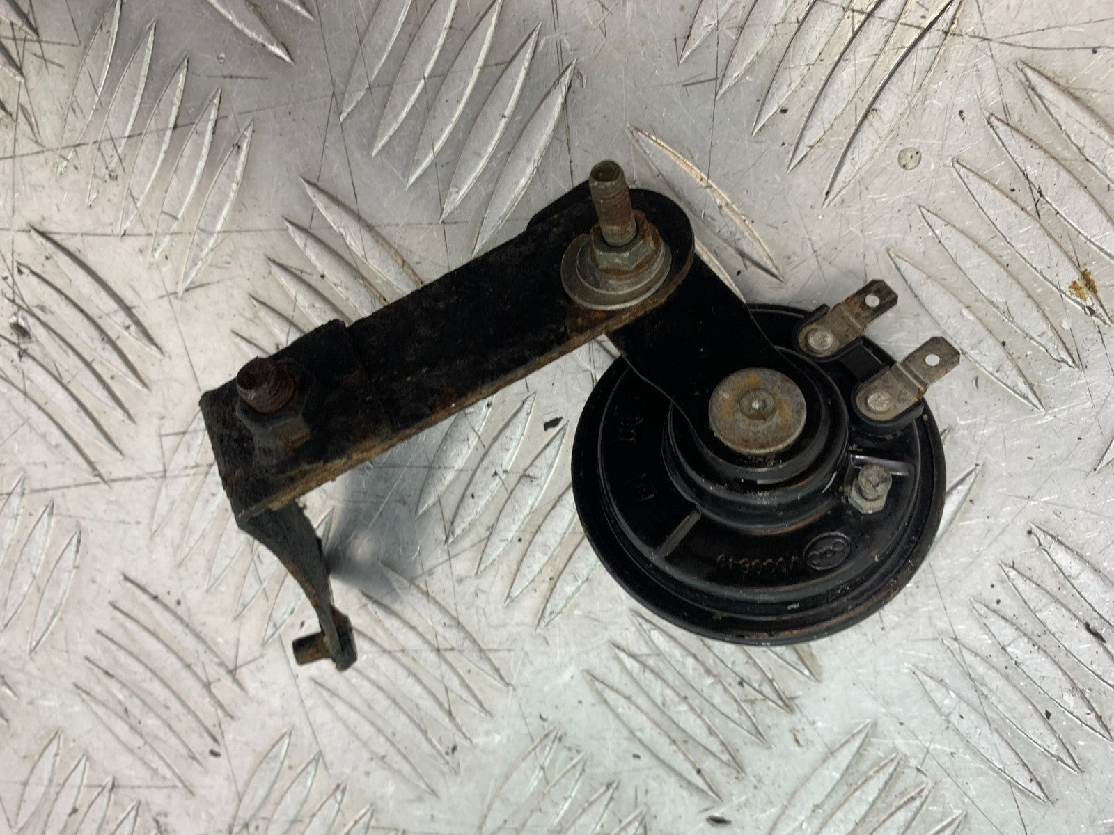 QINGQI QM125 GY-2B HORN AND BRACKET   YEAR 2016 (CMB1228)