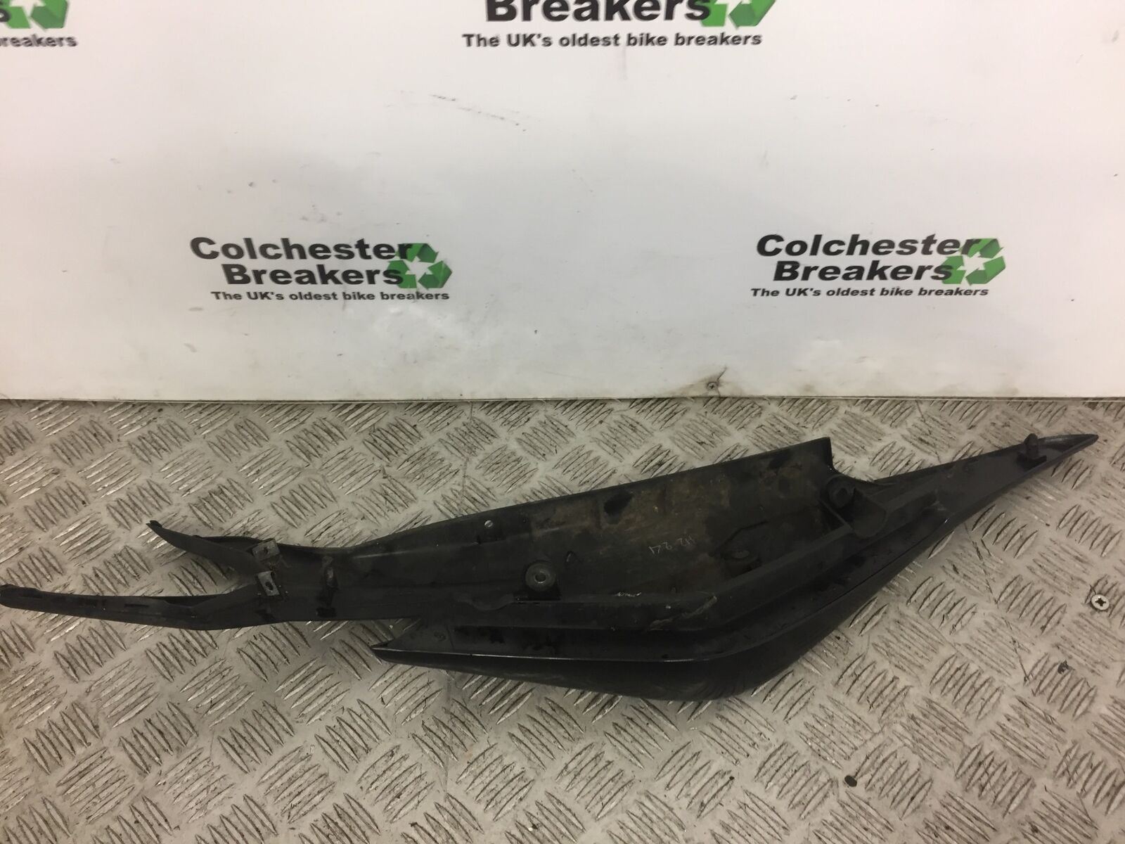 HONDA CBR125 CBR 125 RIGHT SEAT PANEL    YEAR 2011-2014