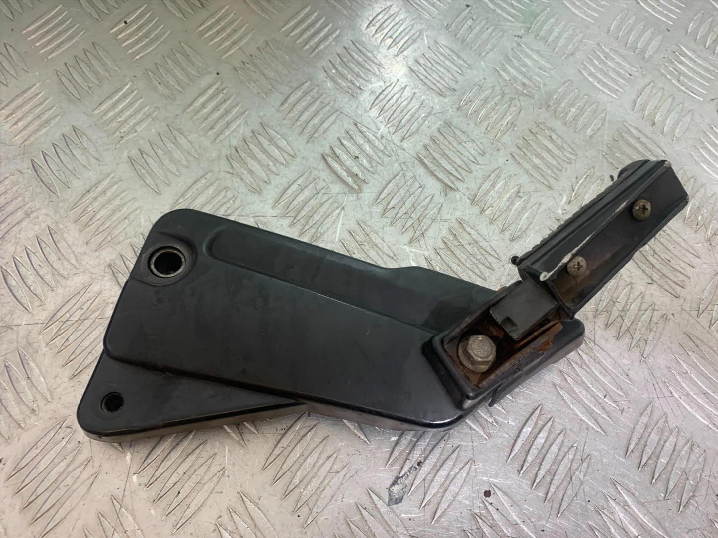 SINNIS HOODLUM 125 LEFT REAR HANGER AND PEG    YEAR 2021-2025 (CMB1196)