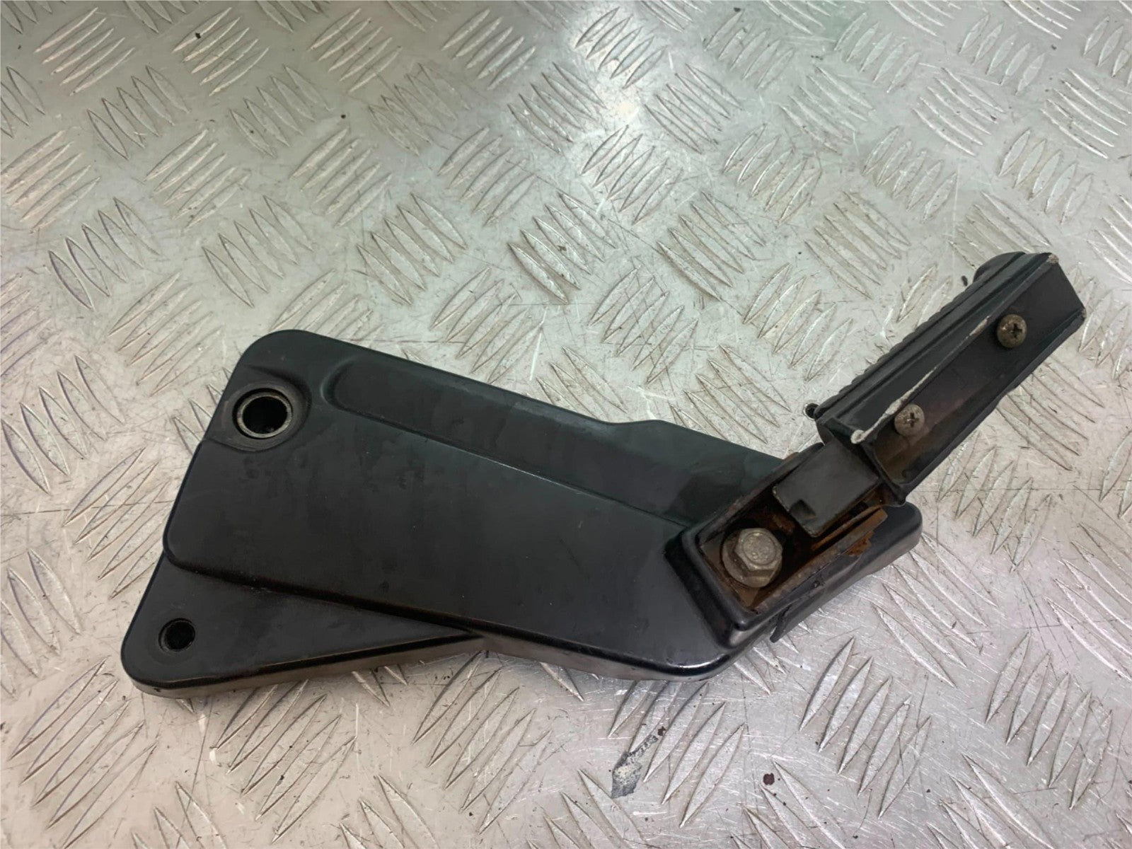 SINNIS HOODLUM 125 LEFT REAR HANGER AND PEG    YEAR 2021-2025 (CMB1196)