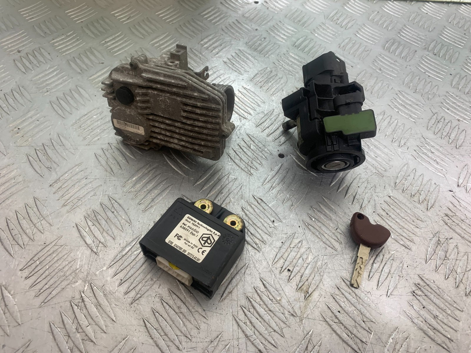 PIAGGIO MP3 250 ie ECU LOCK THROTTLE BODY KEY   YEAR 2007 (CMB1307)