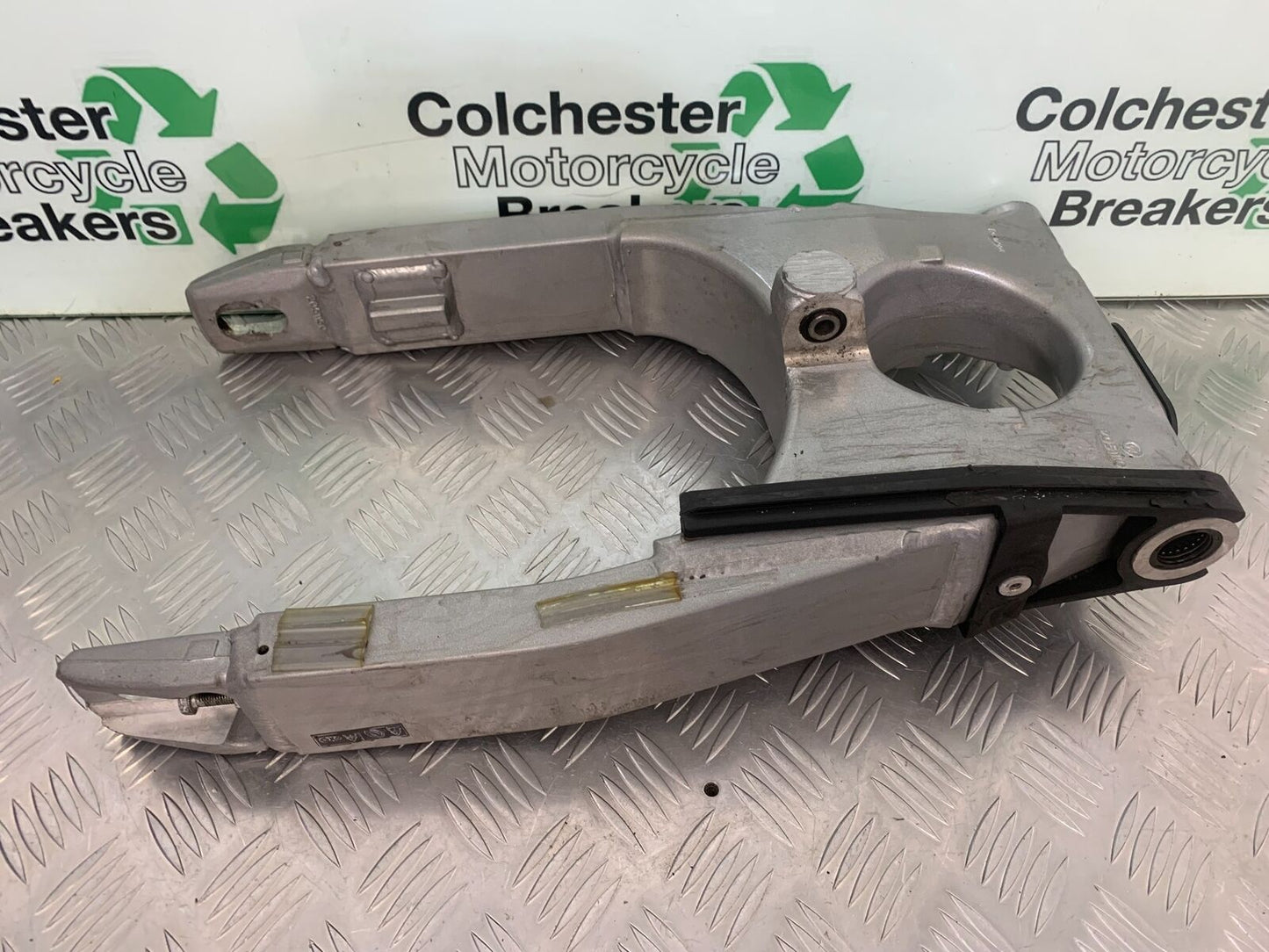 TRIUMPH 955I SPRINT RS SWINGARM  YEAR 1999-04 (STOCK 989)