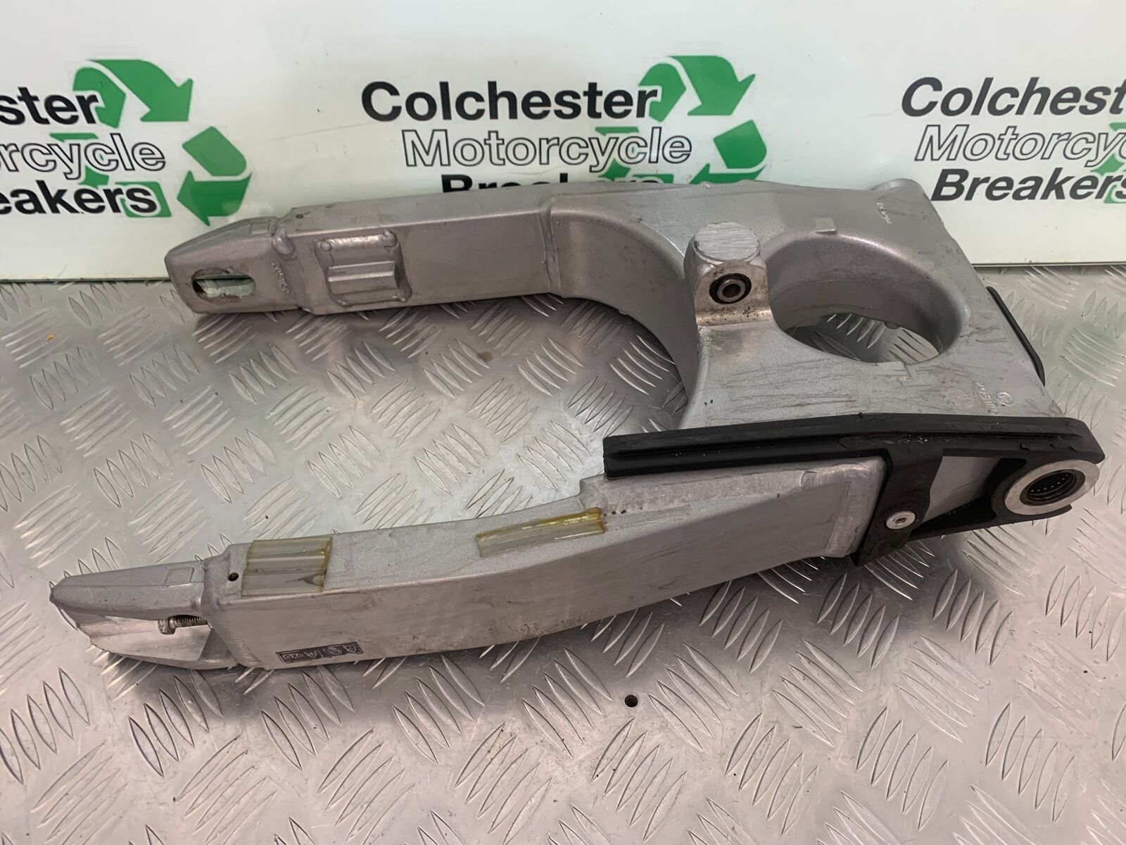 TRIUMPH 955I SPRINT RS SWINGARM  YEAR 1999-04 (STOCK 989)